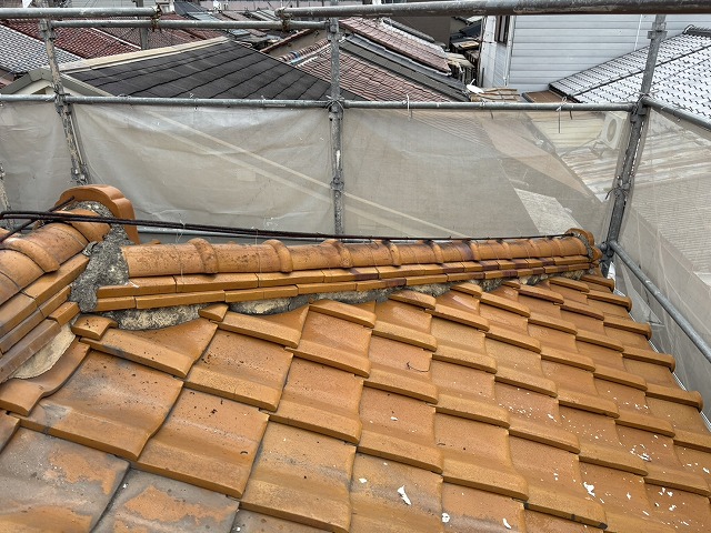 端部で大きく崩れた漆喰