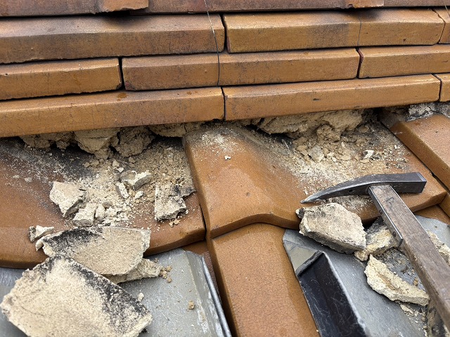 古い漆喰の撤去作業