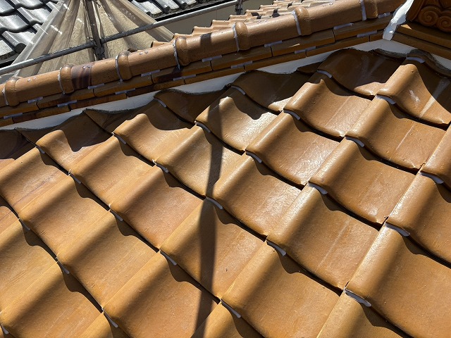 仕上がった棟と周囲瓦の点検