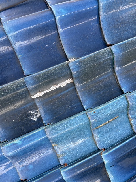 瓦の一部に発生していた割れ