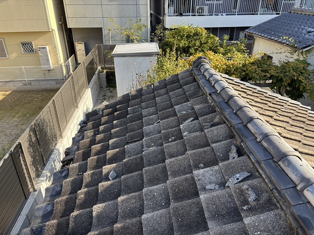 瓦の割れと全体的な劣化