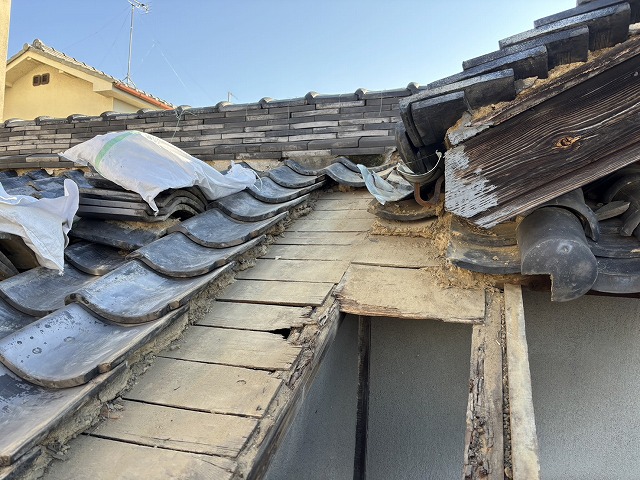 傷んだ瓦と下地材の撤去