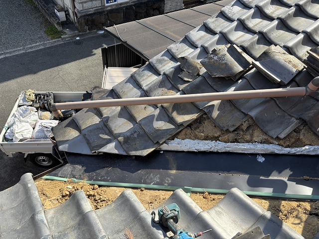 瓦の復旧作業