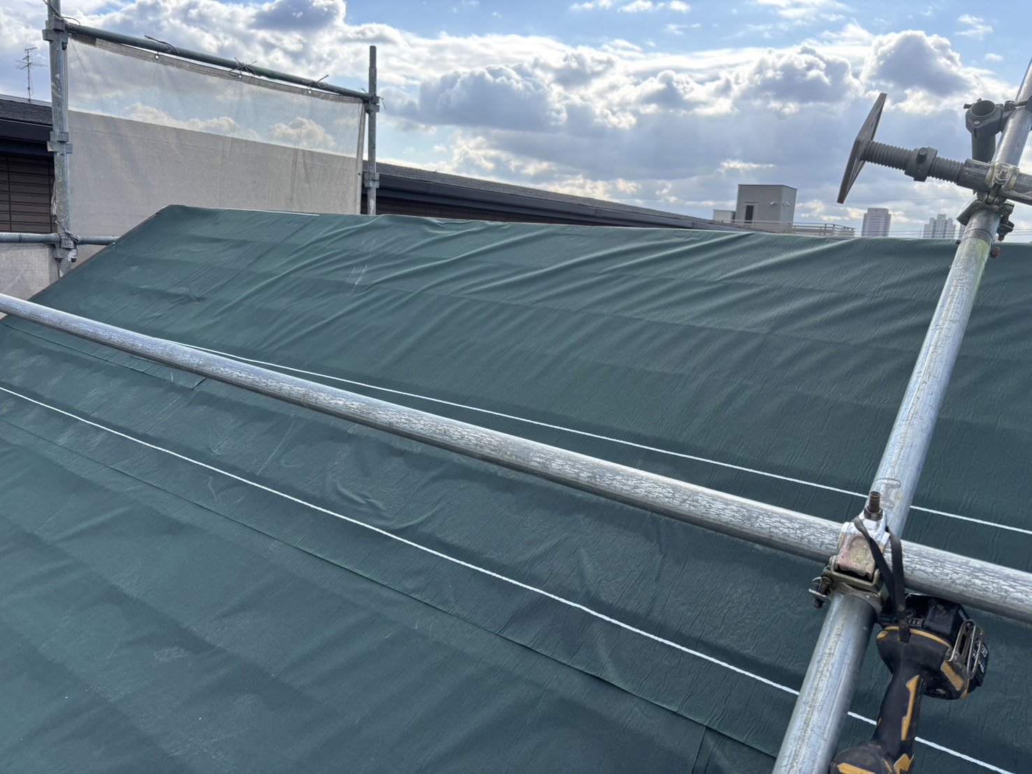 既存屋根の上に防水シートを施工