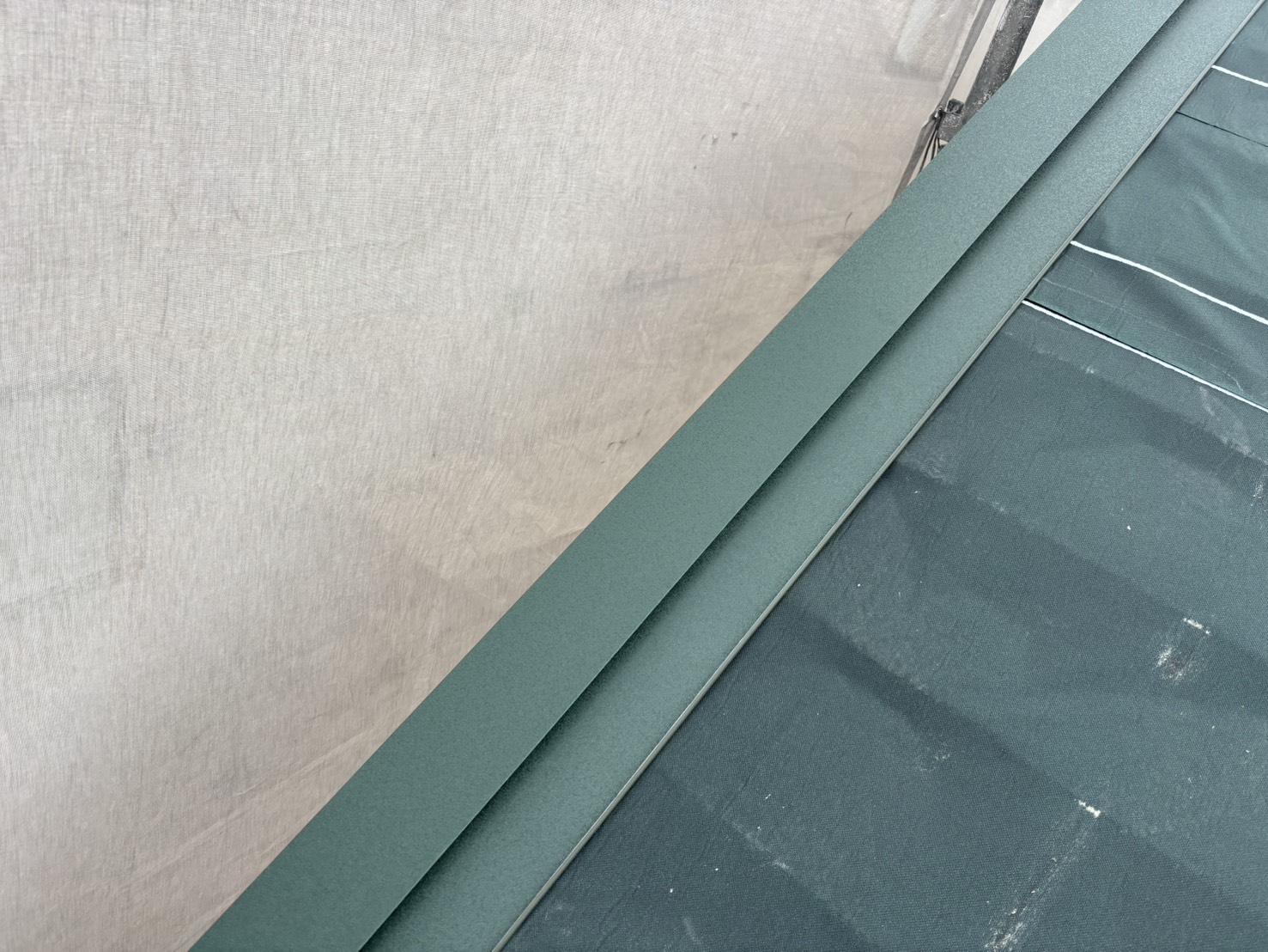 新しい屋根材の取り付け開始