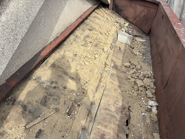 既存瓦と土の撤去作業