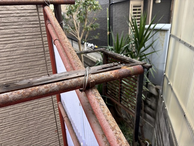 支柱のサビと固定金具の劣化