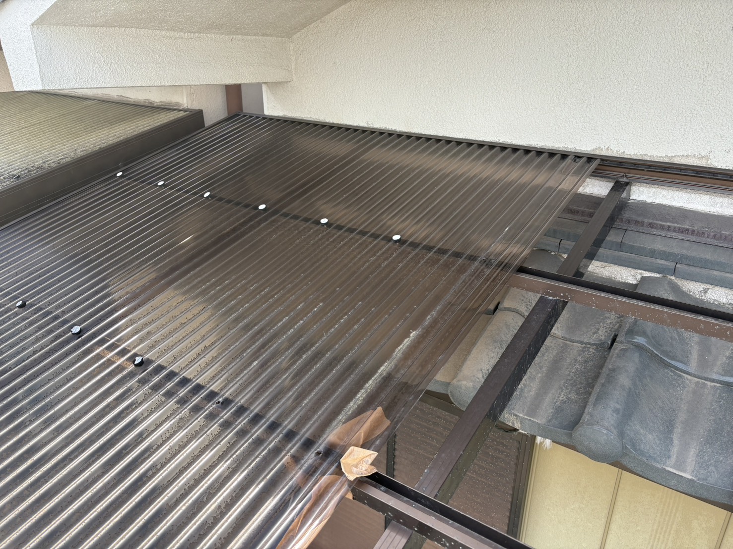 波板の表面に見られる経年変化