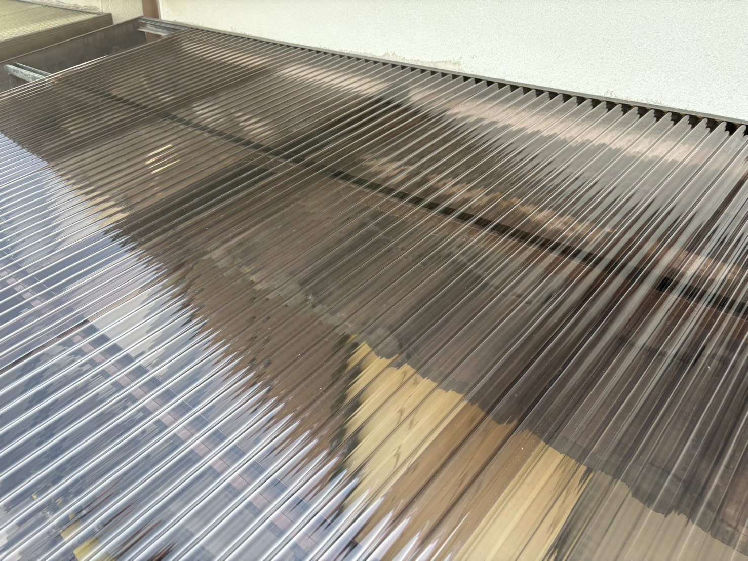 新しい波板の張り込みで見た目も明るく