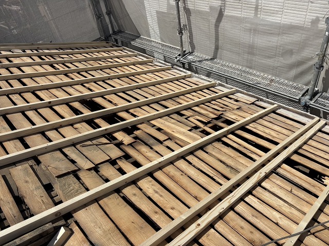 既存屋根材撤去後の下地確認（野地板が見える状態）