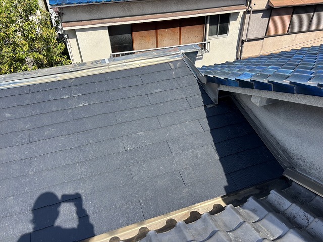 屋根材を葺き戻して仕上げ、全体を確認