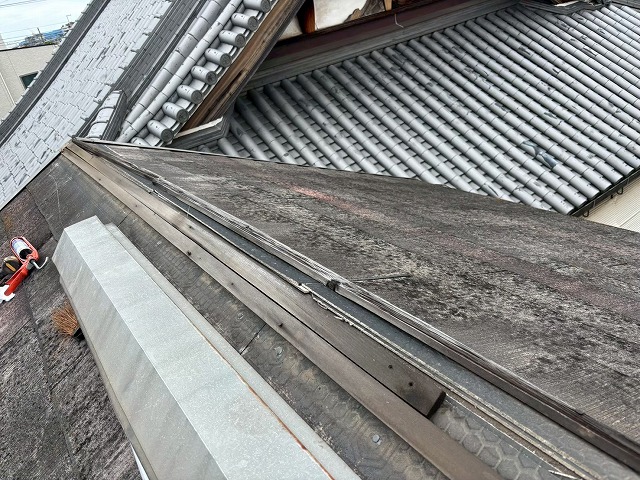 棟板金撤去後の屋根